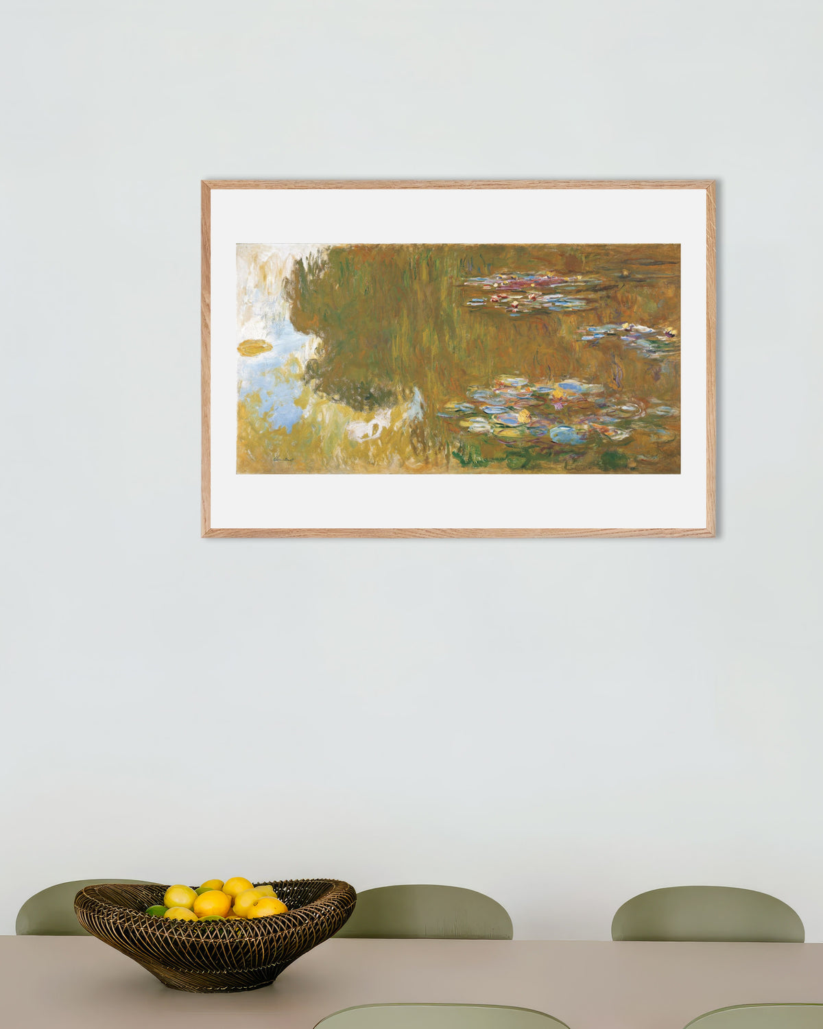 Plakat Staw z nenufarami i odbiciem wierzby (ok. 1917–1919), Claude Monet, w ramie z naturalnego drewna