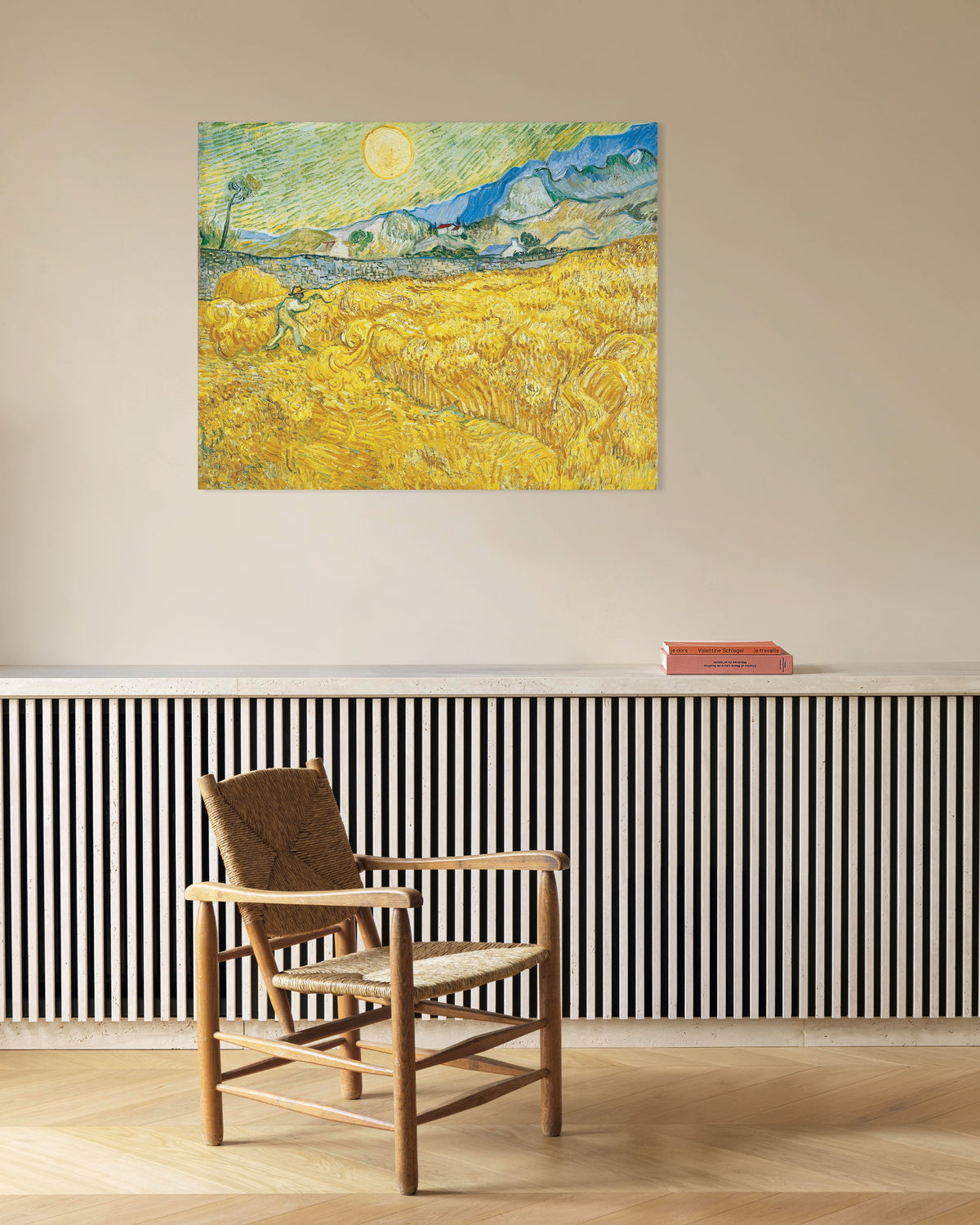 Plakat „Pole pszenicy za szpitalem Saint-Paul z żniwiarzem (1889), Vincent van Gogh”