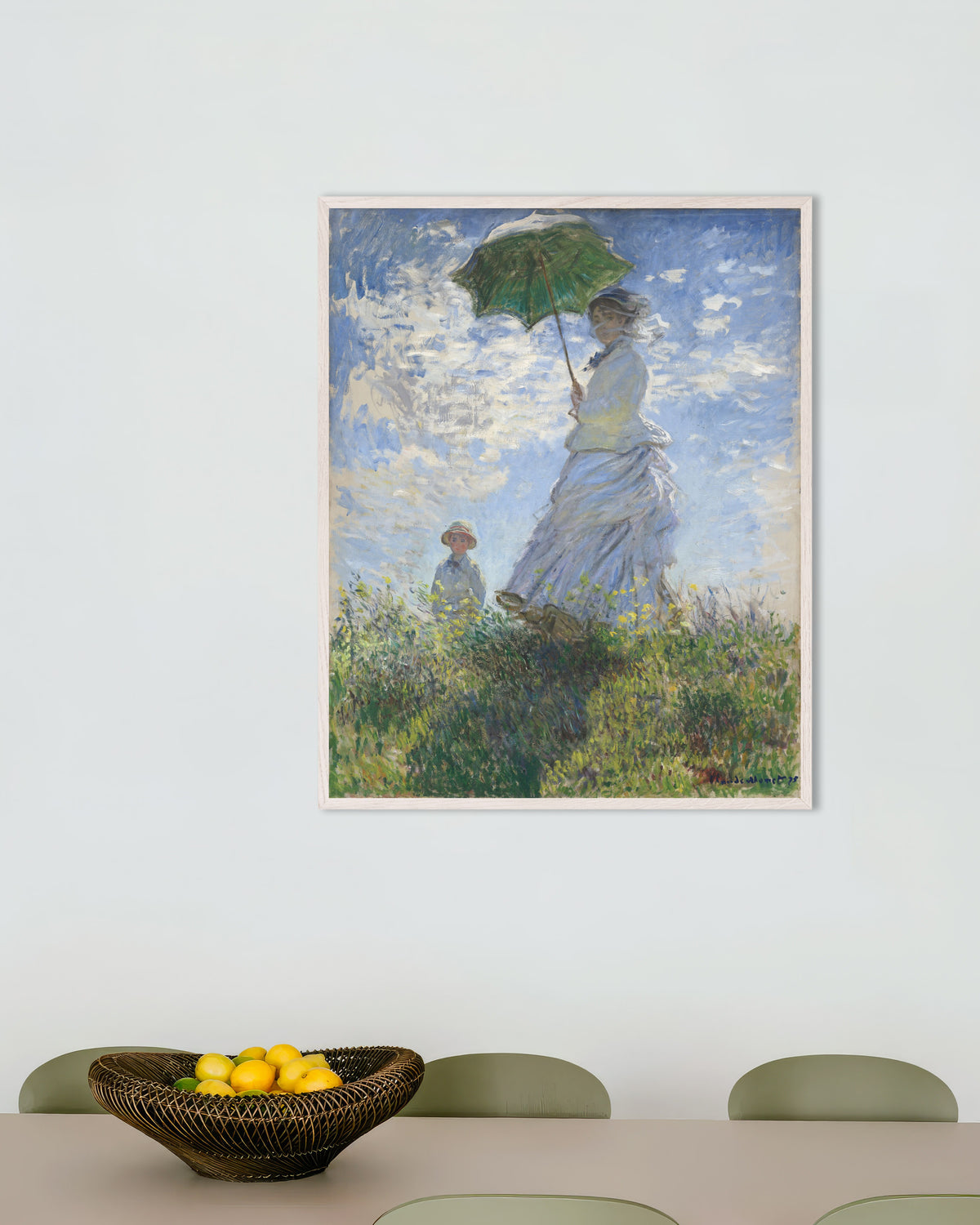 Plakat Kobieta z parasolką, Madame Monet z synem (1875), Claude Monet, w białej drewnianej ramie