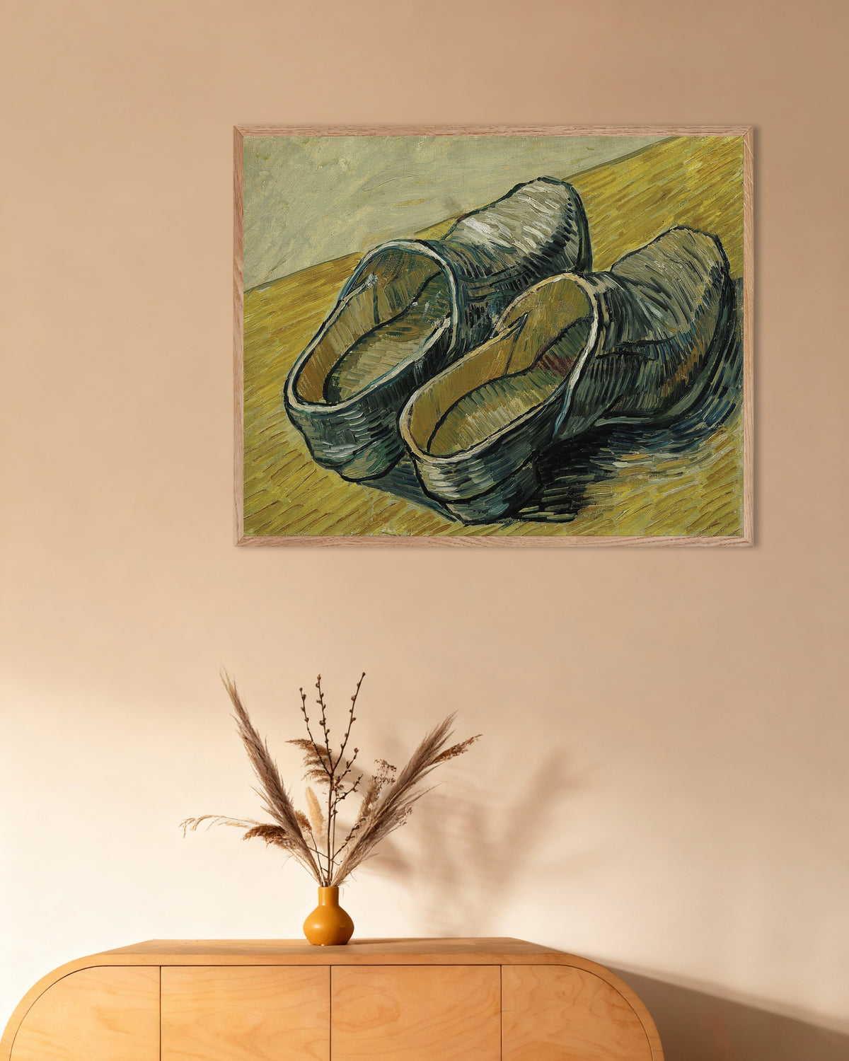 Plakat „Para skórzanych chodaków (1888) Vincenta van Gogha” w ramie z naturalnego drewna