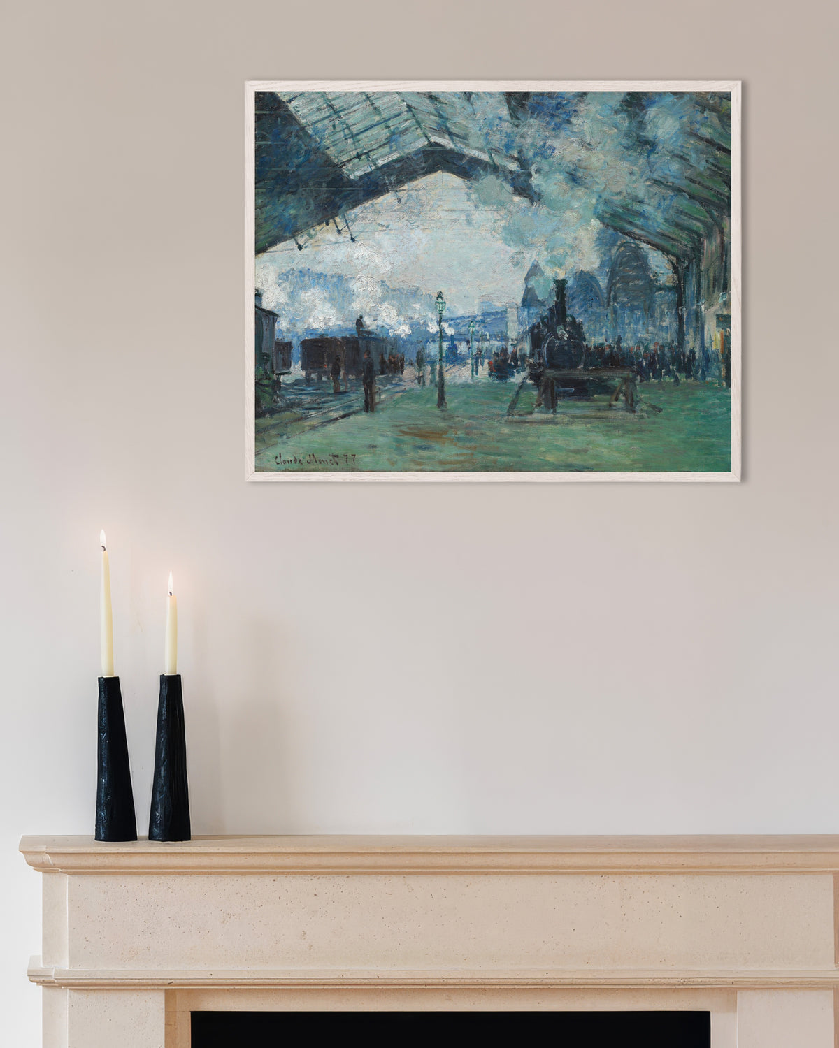 Plakat Przyjazd pociągu z Normandii, dworzec Saint-Lazare (1877), Claude Monet, w białej drewnianej ramie