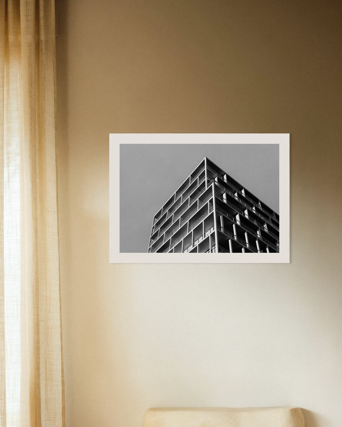Plakat „Kącik balkonowy pod szarym niebem”