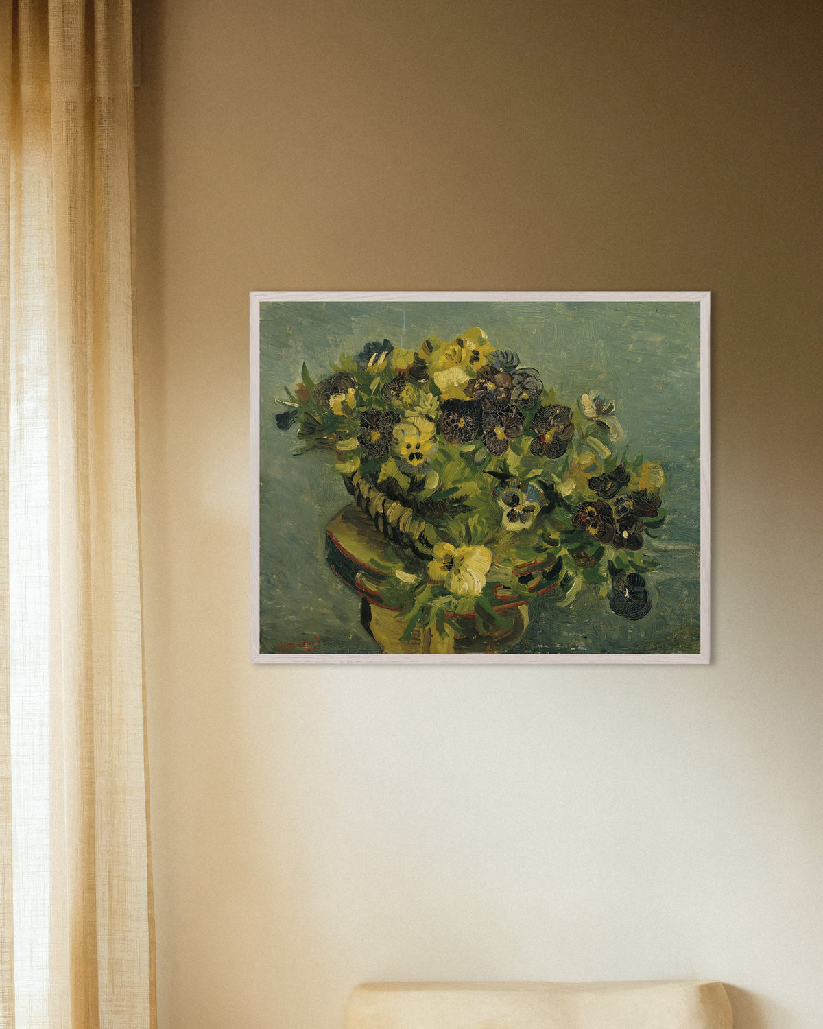 Plakat „Koszyk z bratkami na małym stoliku (1887), Vincent van Gogh” w białej drewnianej ramie