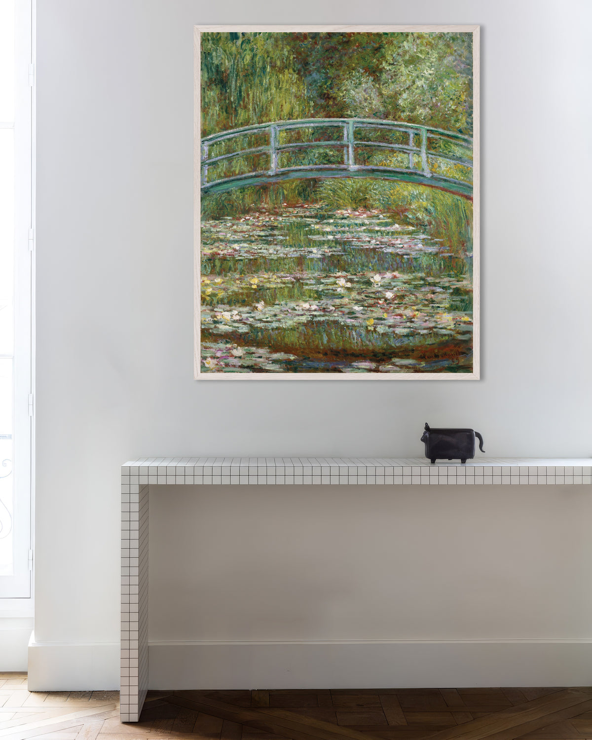 Plakat Most nad stawem z nenufarami (1899), Claude Monet, w białej drewnianej ramie