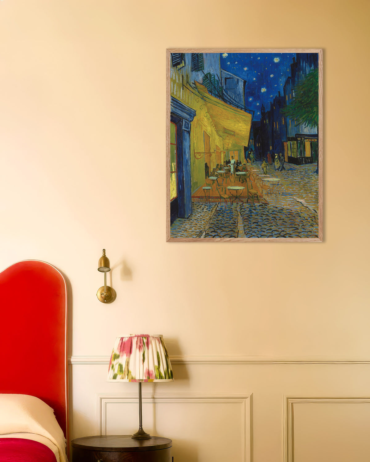 Plakat „Taras kawiarni w nocy” (1888), Vincent van Gogh, w ramie z naturalnego drewna