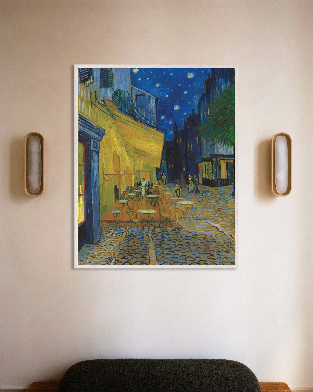 Plakat „Taras kawiarni w nocy” (1888), Vincent van Gogh, w białej drewnianej ramie