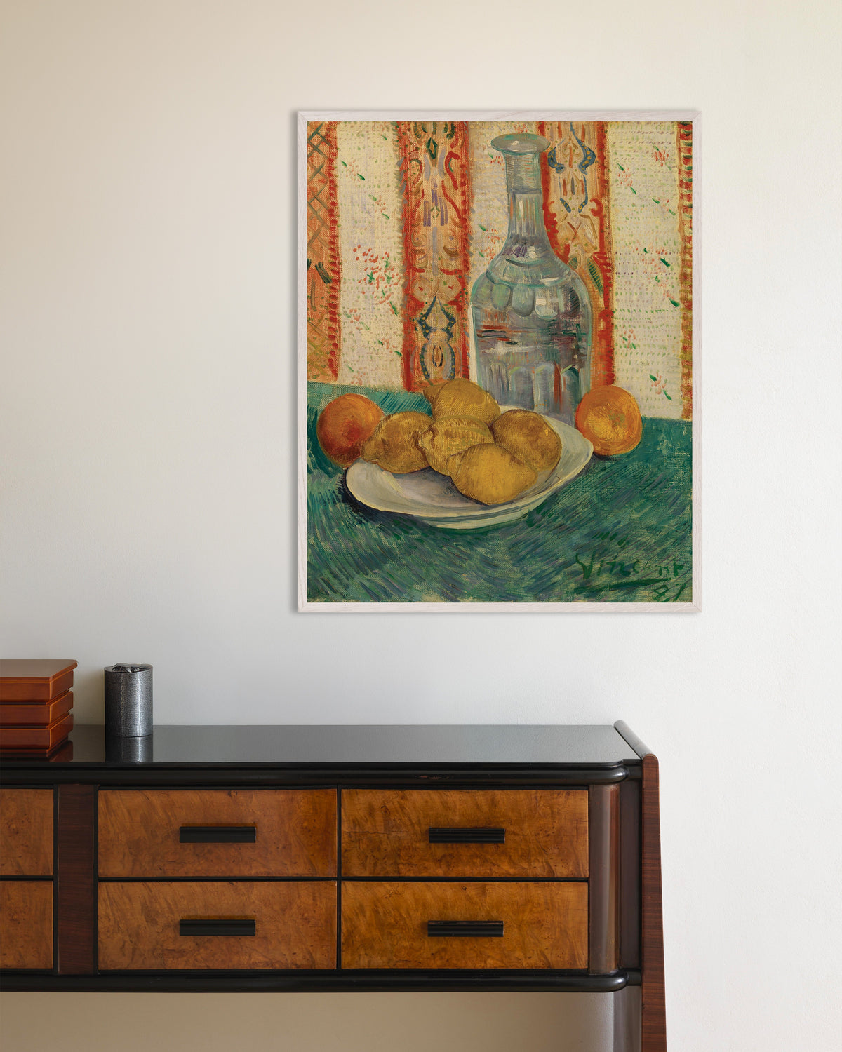 Plakat „Karafka i naczynie z cytrusami (1887), Vincent van Gogh” w białej drewnianej ramie