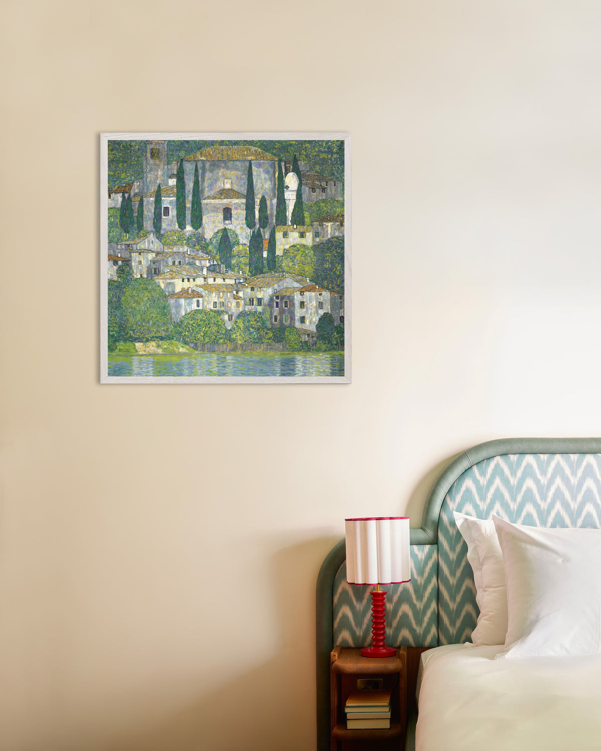 Plakat Kościół w Cassone (Pejzaż z cyprysami) (1913), Gustav Klimt, w białej drewnianej ramie