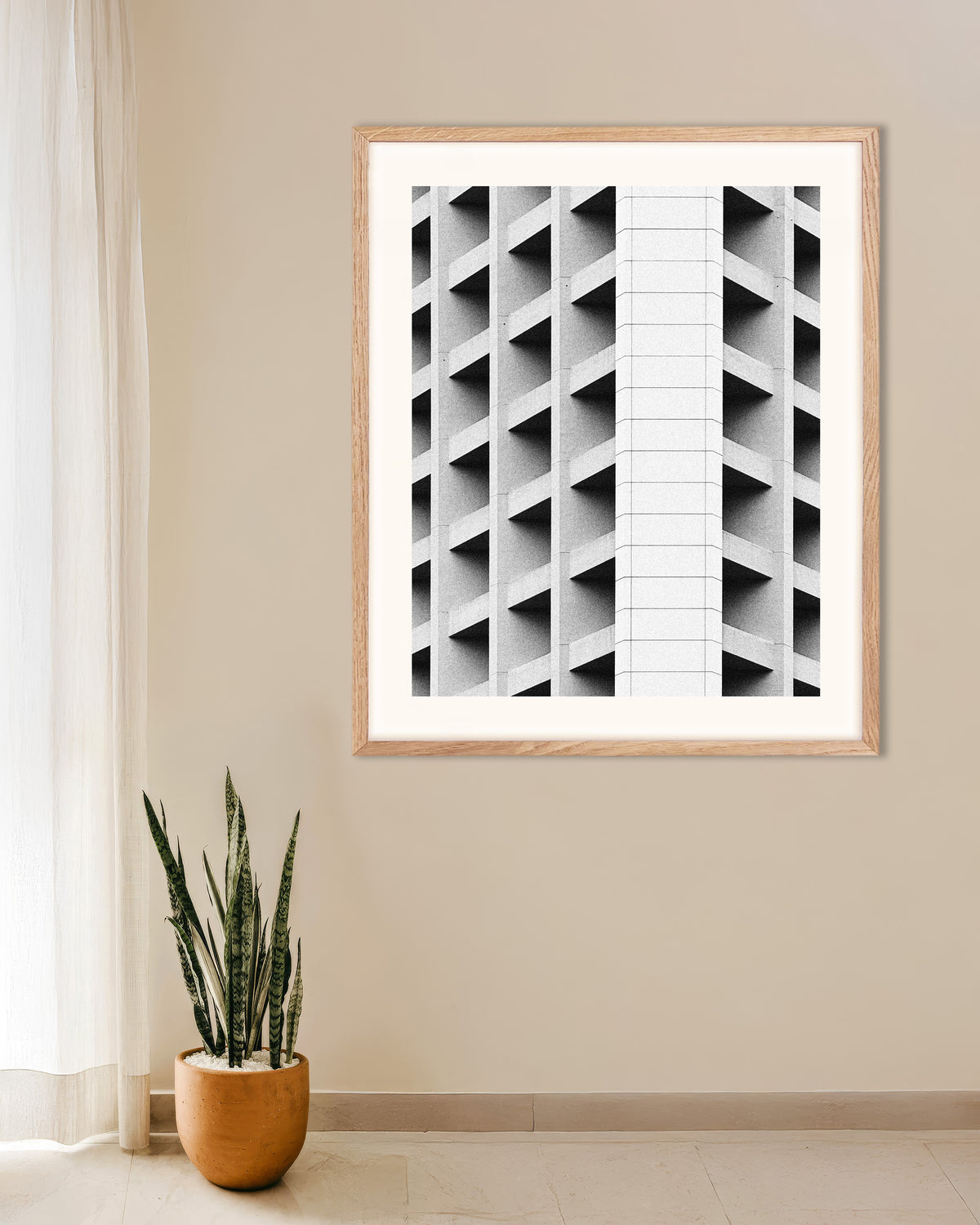 Plakat „Kasetonowa fasada z białym pasem” w ramie z naturalnego drewna
