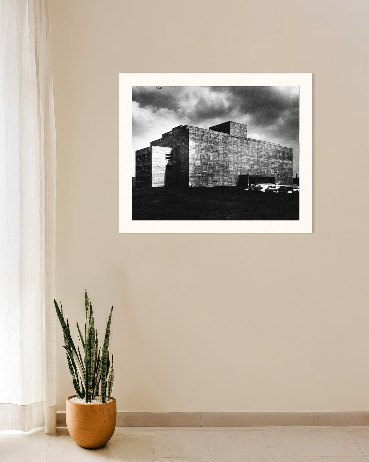 Plakat „Betonowy budynek podczas burzy”