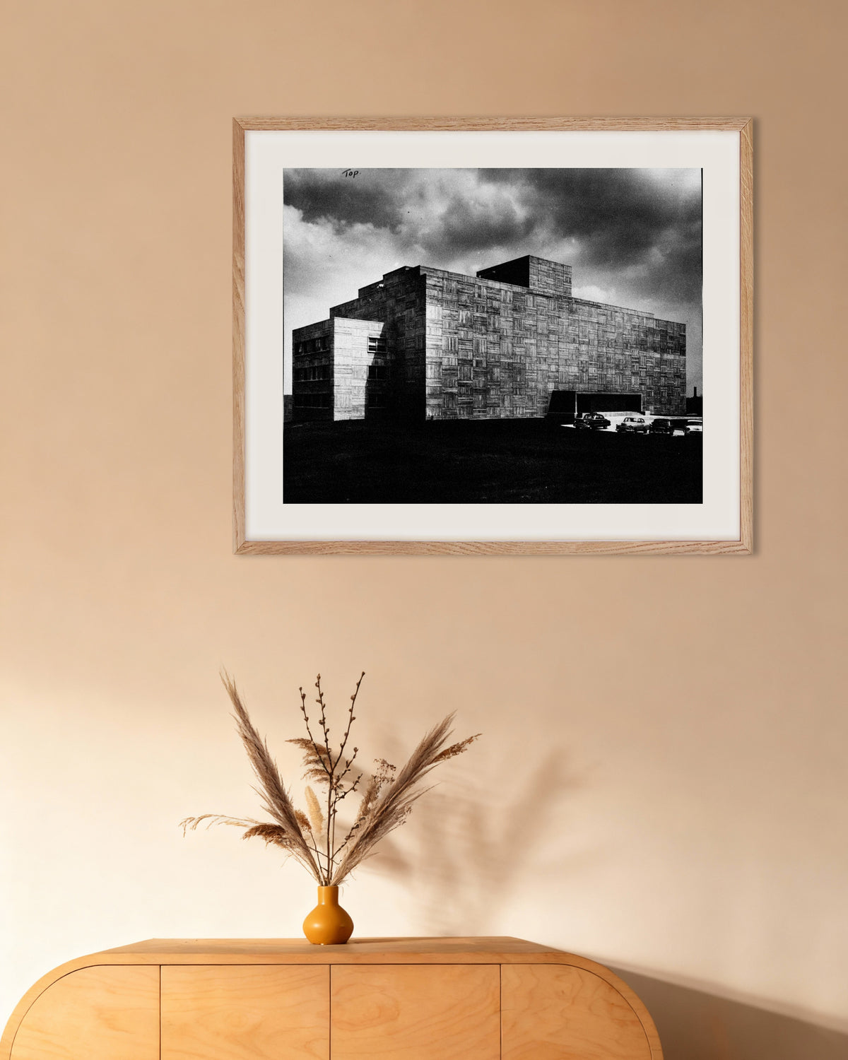 Plakat „Betonowy budynek podczas burzy” w ramie z naturalnego drewna