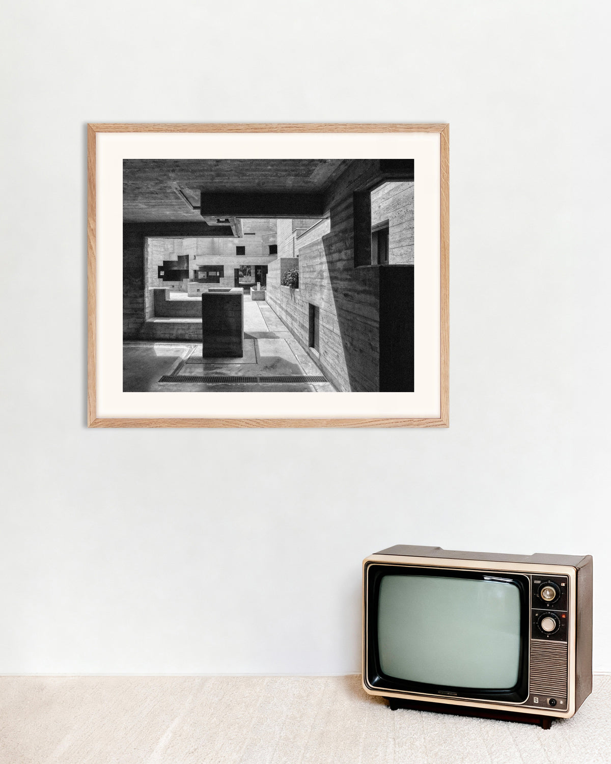 Plakat „Betonowy dziedziniec w ramie” w ramie z naturalnego drewna