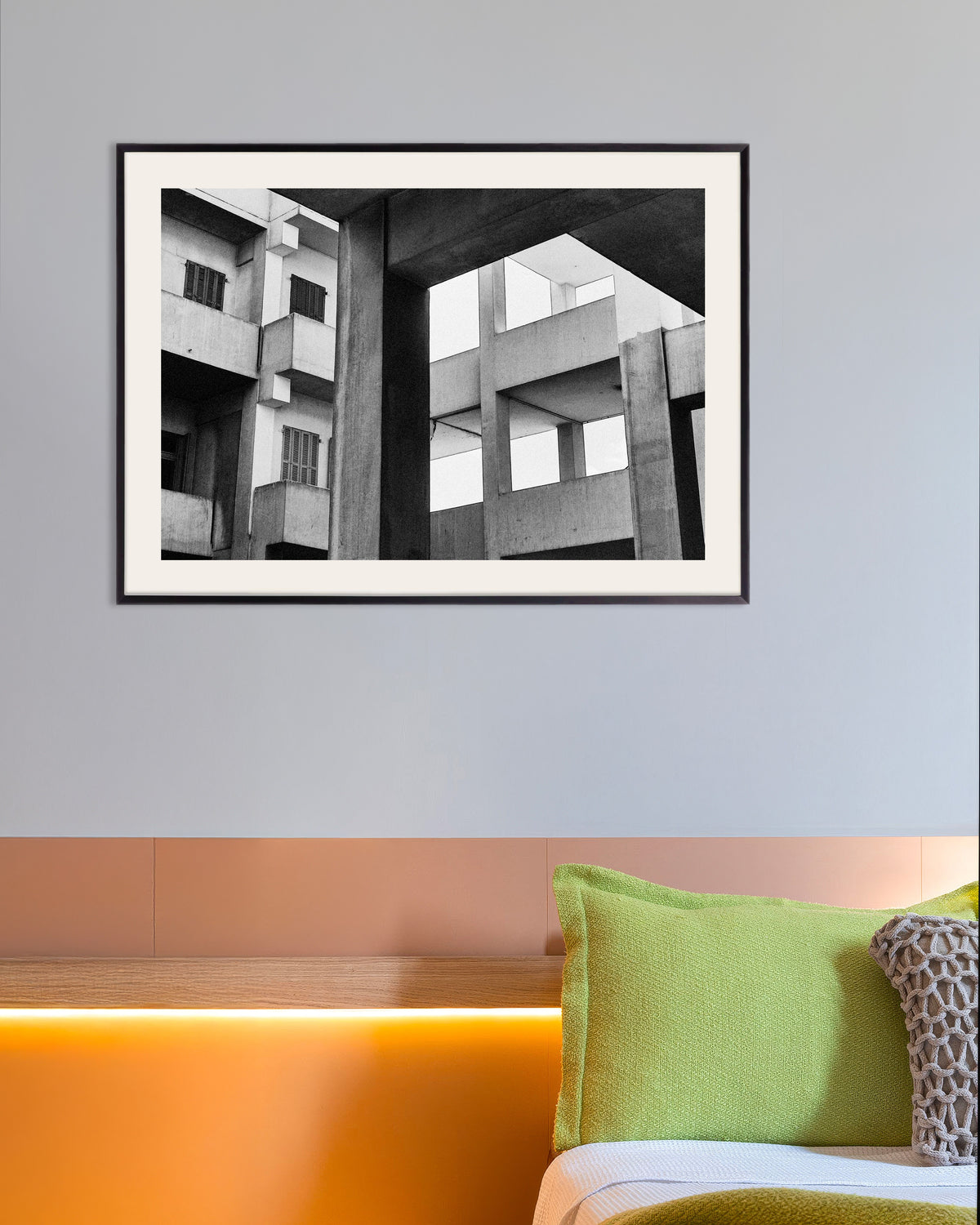 Plakat „Betonowe ramy i okiennice” w metalowej ramie