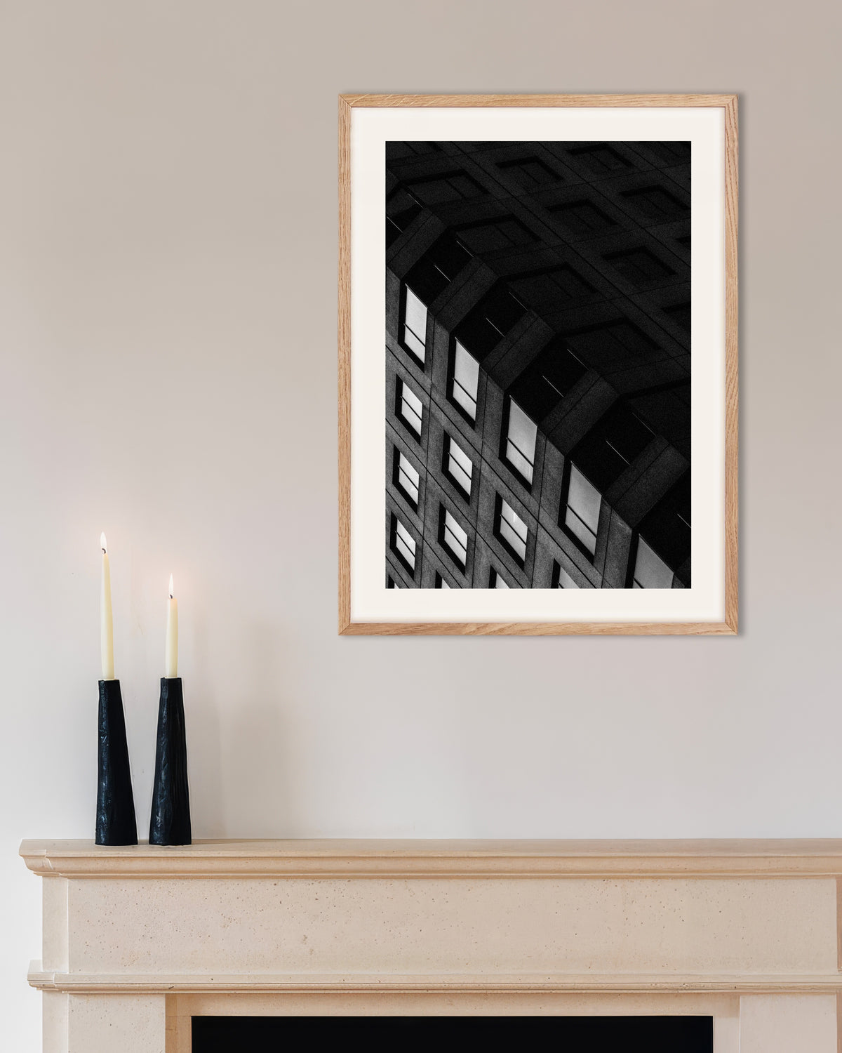 Plakat „Betonowa siatka nocą” w ramie z naturalnego drewna