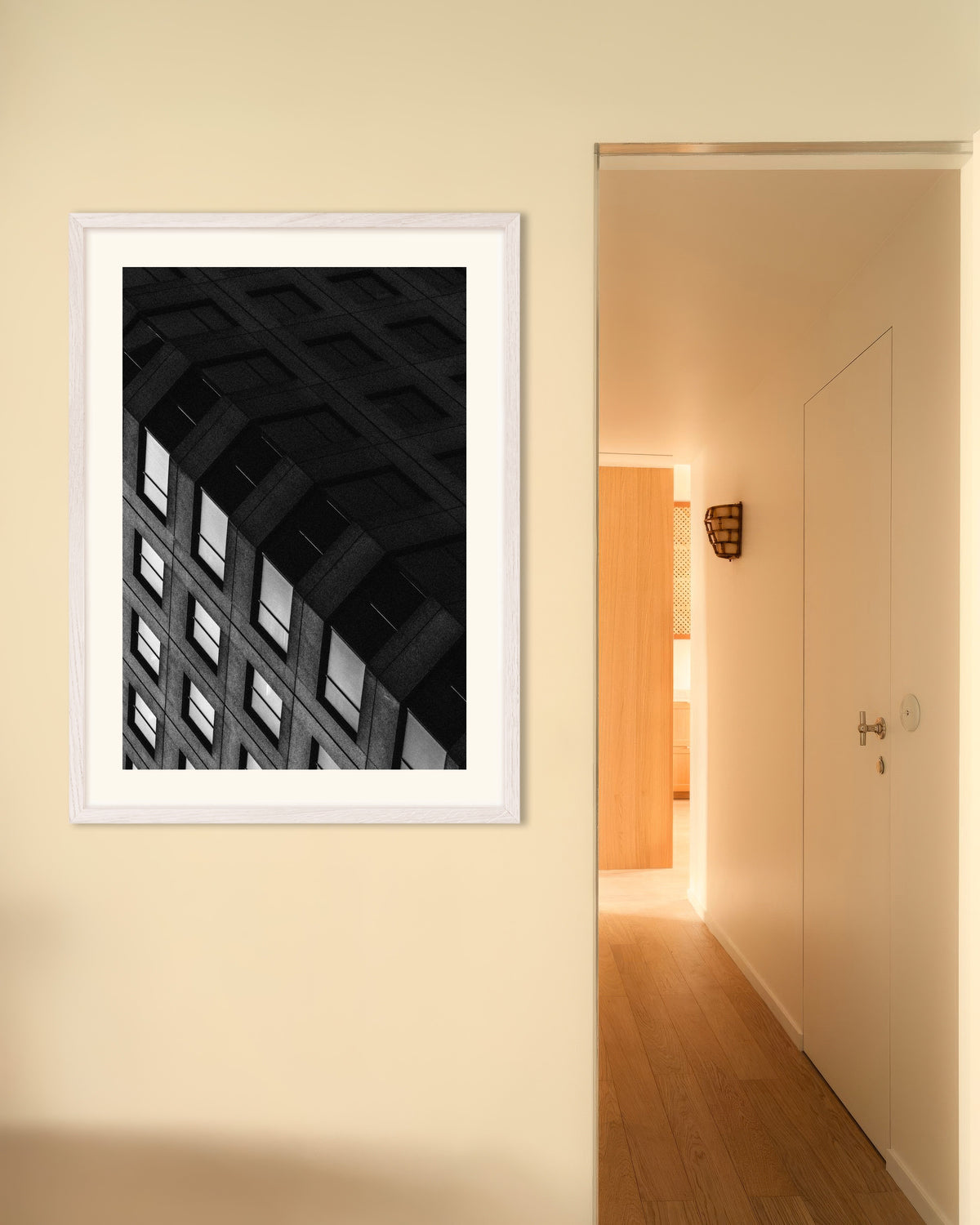 Plakat „Betonowa siatka nocą” w białej drewnianej ramie
