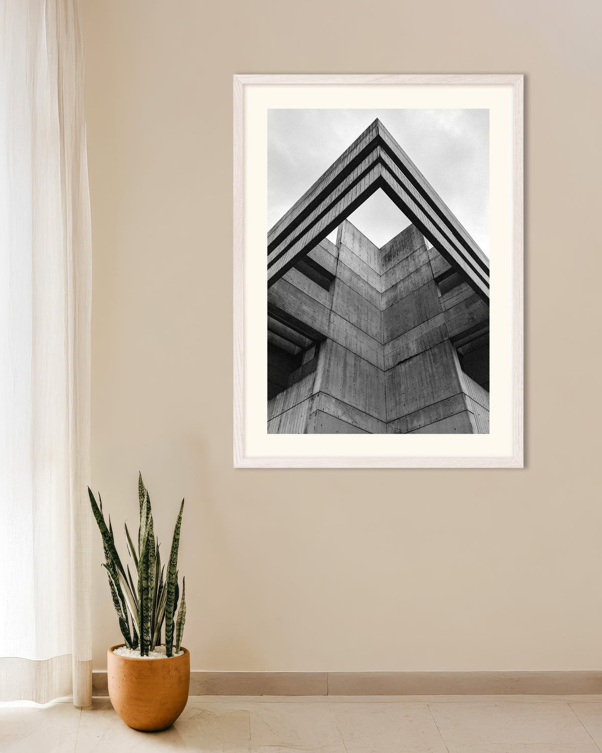Plakat „Betonowa linia dachu widziana od dołu” w białej drewnianej ramie
