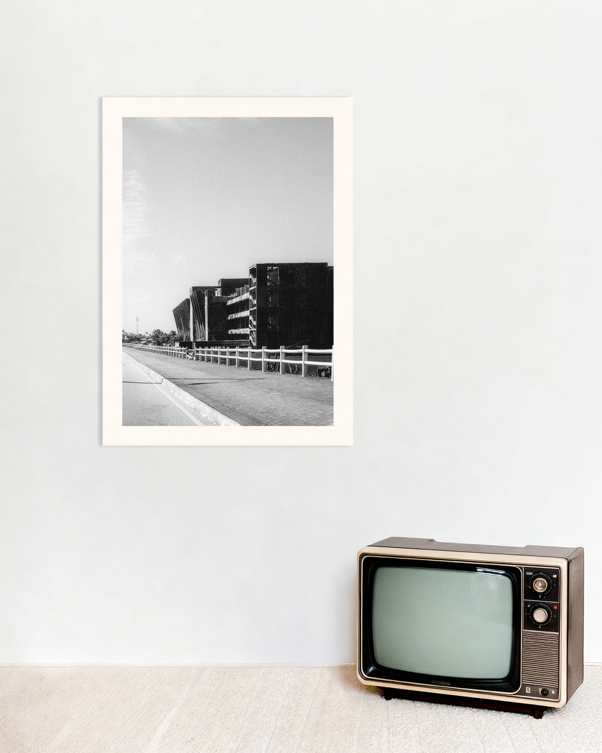 Plakat „Betonowe ruiny przy drodze”