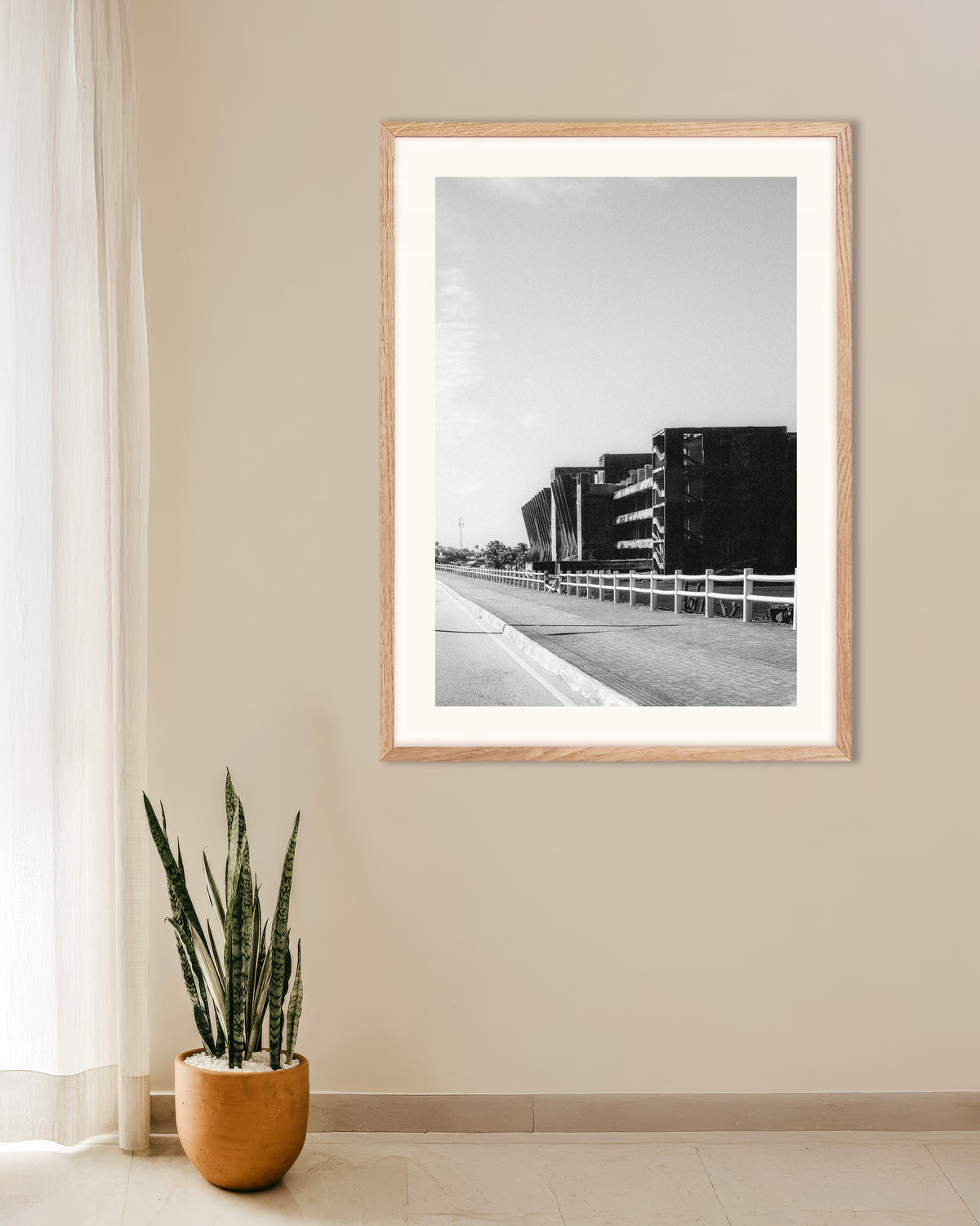 Plakat „Betonowe ruiny przy drodze” w ramie z naturalnego drewna