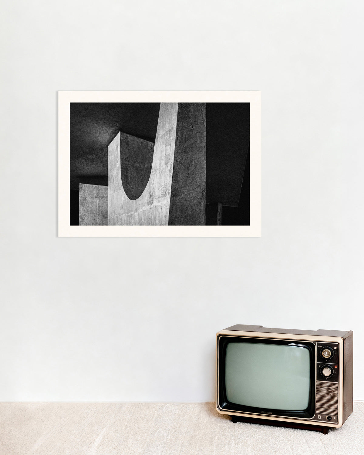Plakat „Betonowe U w cieniu”