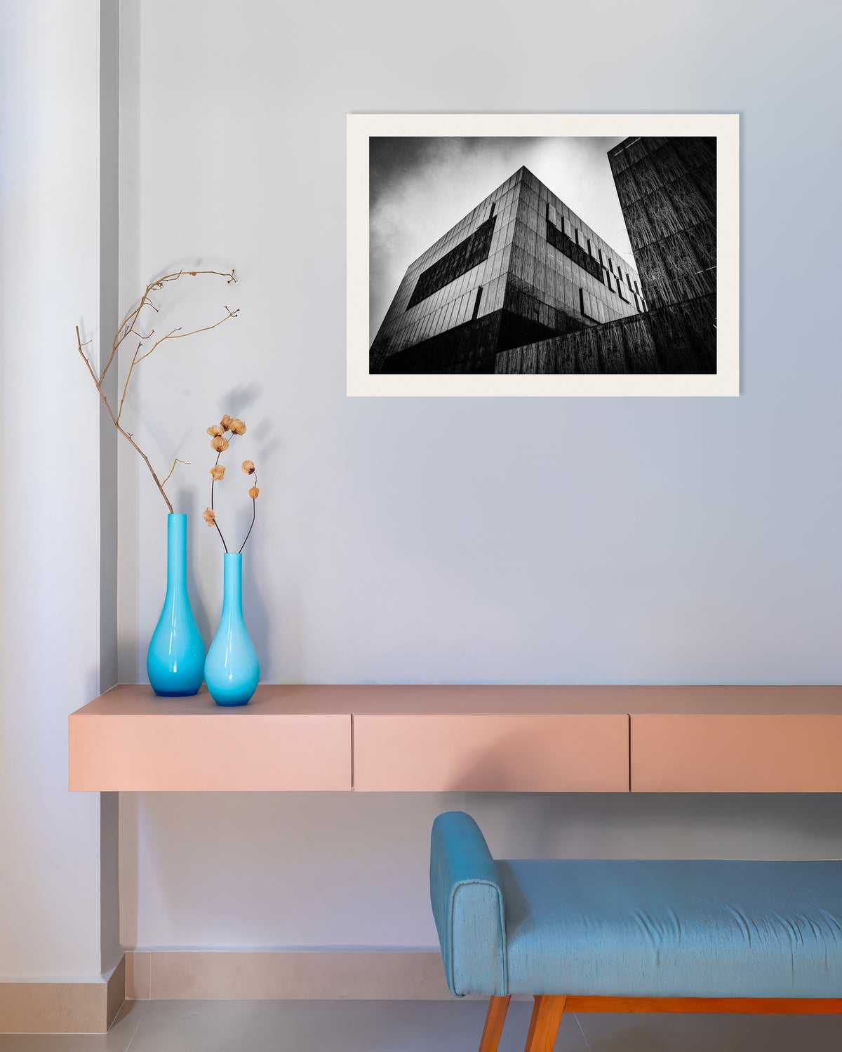 Plakat „Ciemna betonowa bryła pod chmurami”