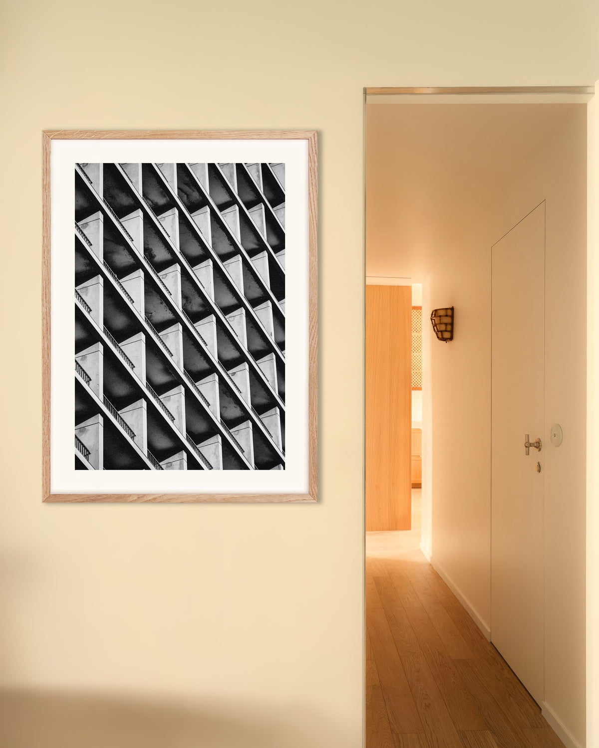 Plakat „Ukośny rytm balkonów” w ramie z naturalnego drewna