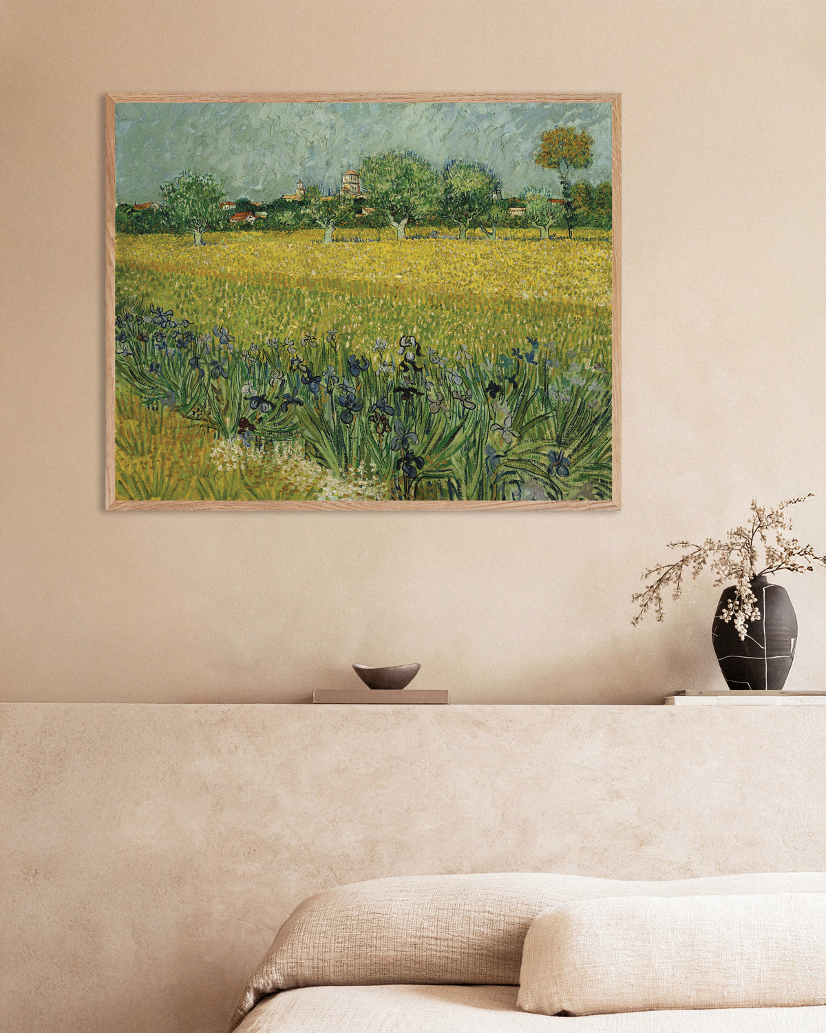 Plakat „Pole z irysami w pobliżu Arles (1888), Vincent van Gogh” w ramie z naturalnego drewna