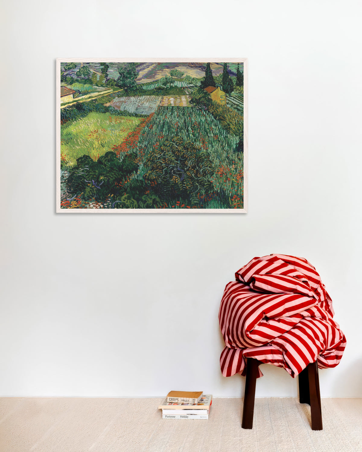 Plakat przedstawiający Pole z makami (1889), Vincent van Gogh, w białej drewnianej ramie