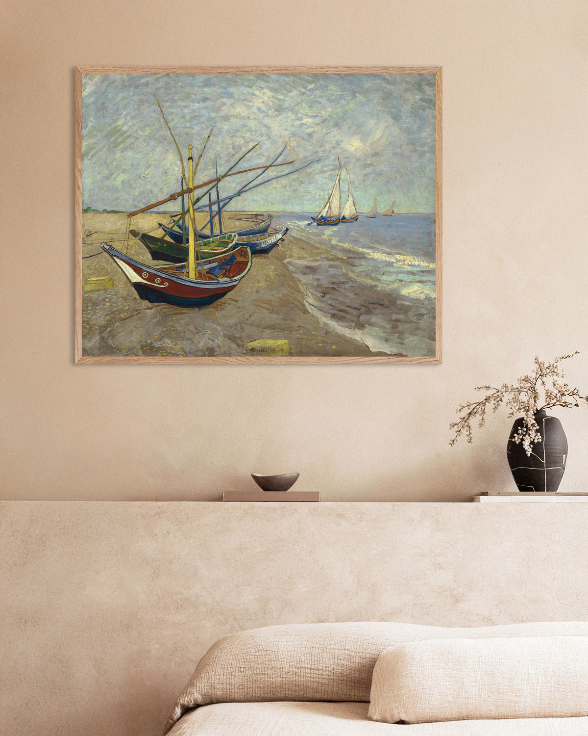 Plakat „Łodzie rybackie na plaży w Les Saintes-Maries-de-la-Mer (1888), Vincent van Gogh”, w ramie z naturalnego drewna