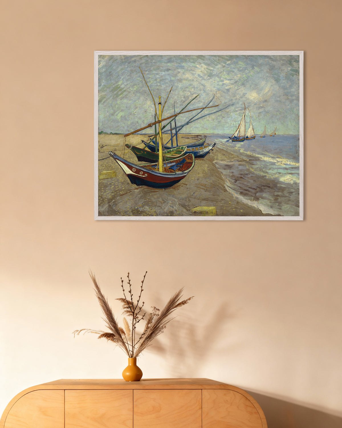 Plakat „Łodzie rybackie na plaży w Les Saintes-Maries-de-la-Mer (1888), Vincent van Gogh”, w białej drewnianej ramie