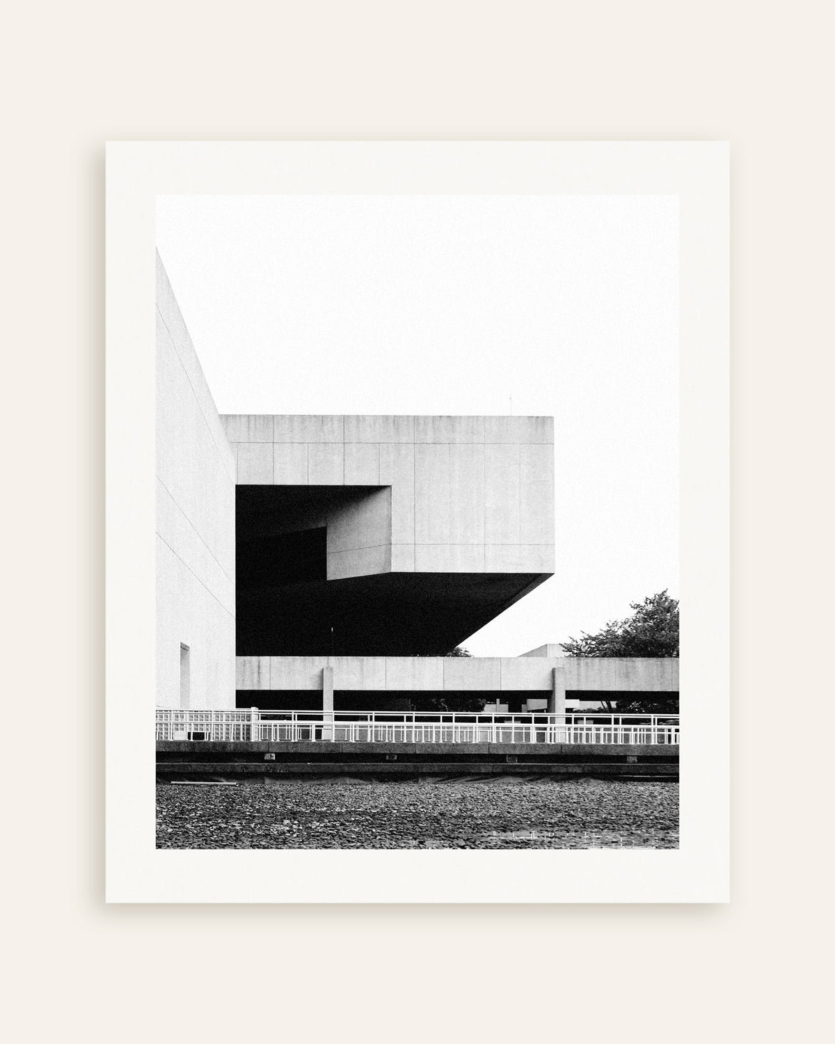 Plakat „Unoszący się betonowy blok”, miniatura