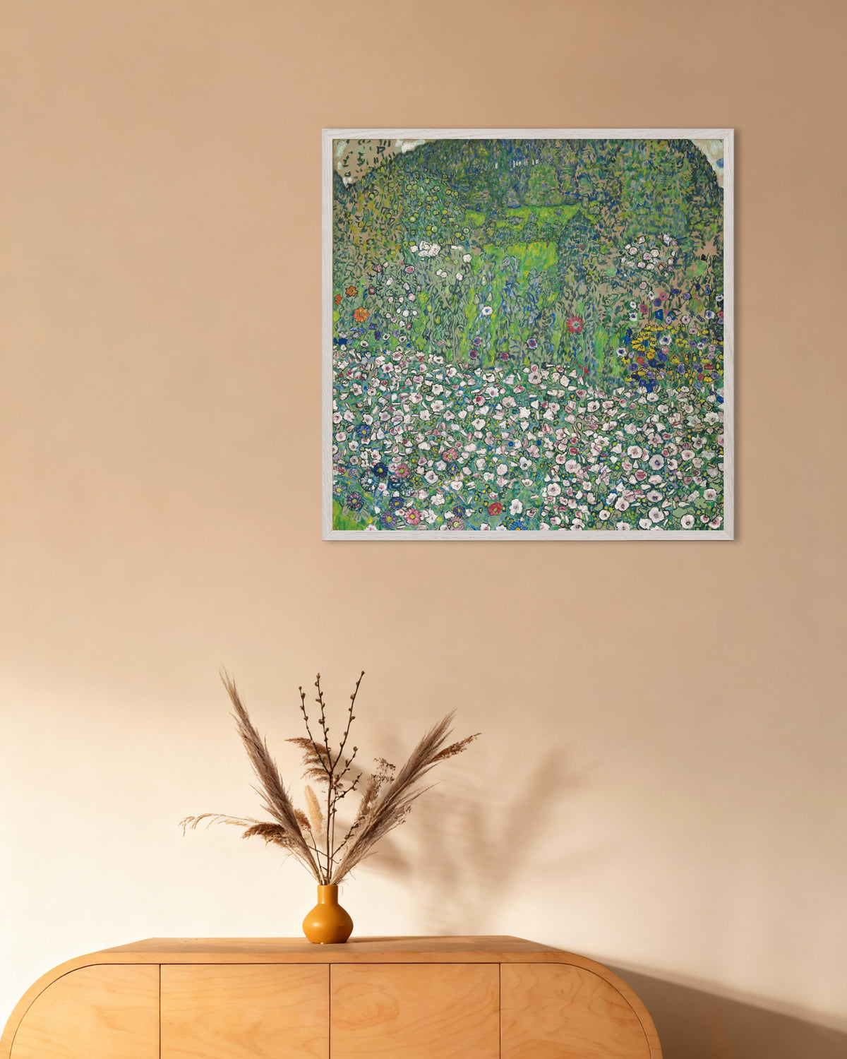 Plakat „Krajobraz ogrodowy ze wzgórzem (1916) Gustava Klimta” w białej drewnianej ramie