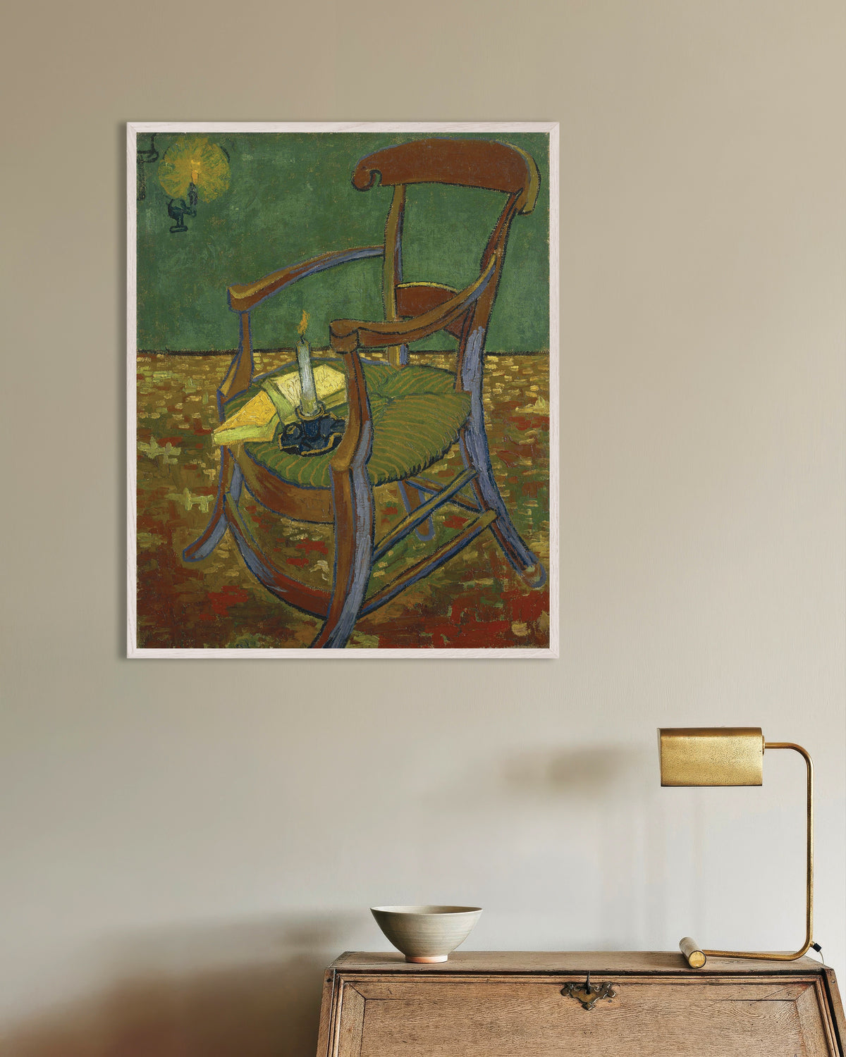 Plakat „Krzesło Gauguina (1888) Vincenta van Gogha” w białej drewnianej ramie