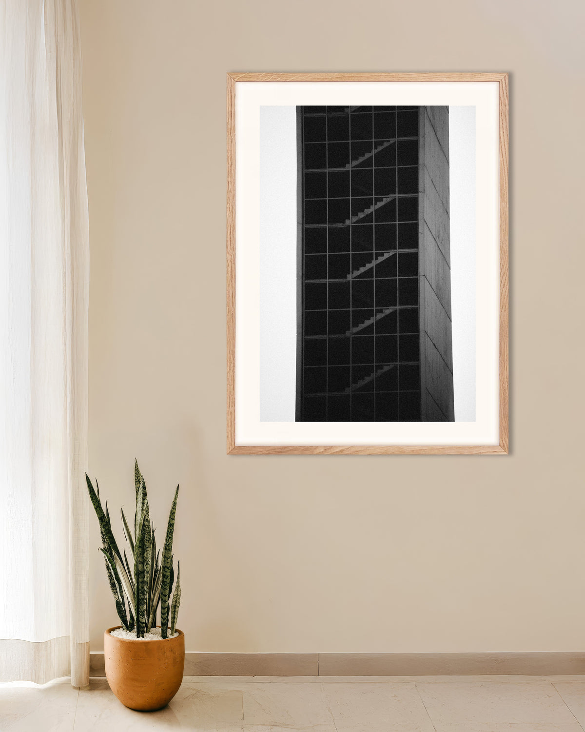 Plakat „Szklana wieża schodowa” w ramie z naturalnego drewna