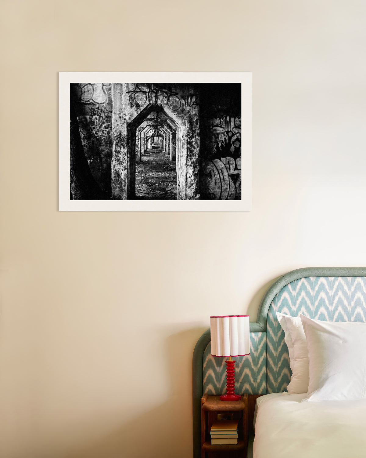 Plakat „Zrujnowane arkady pokryte graffiti”