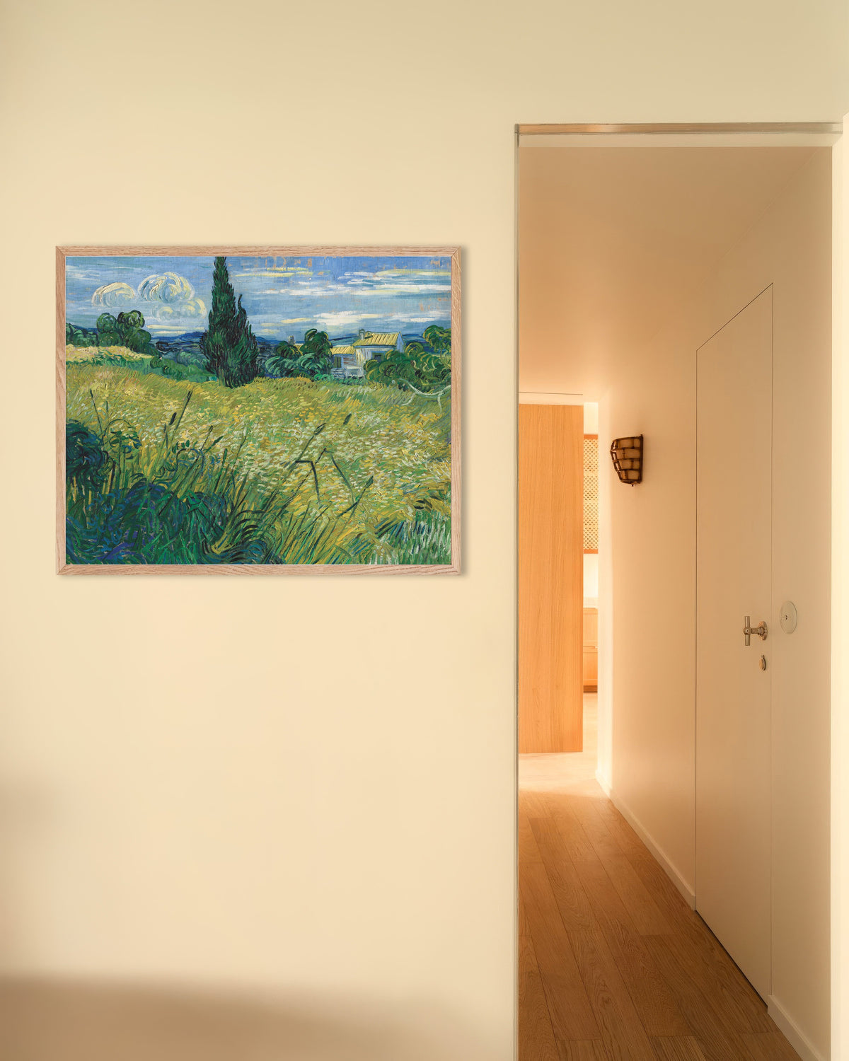 Plakat „Zielone pole pszenicy z cyprysem (1889), Vincent van Gogh” w ramie z naturalnego drewna