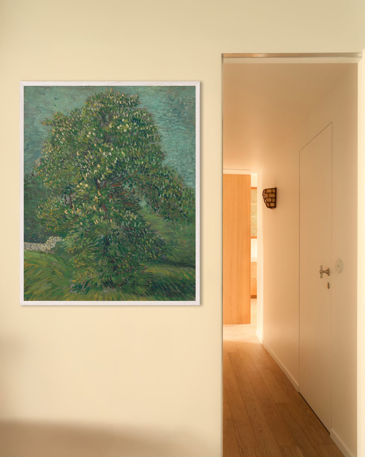 Plakat „Kwitnący kasztanowiec (1887), Vincent van Gogh” w białej drewnianej ramie