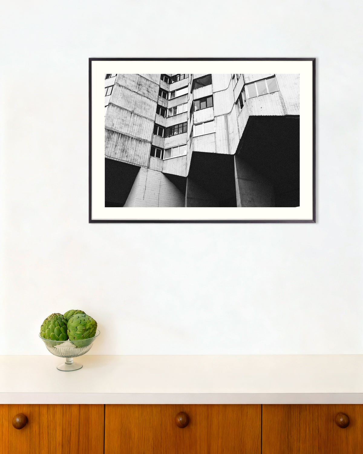 Plakat „Blok mieszkalny na betonowych podporach” w metalowej ramie