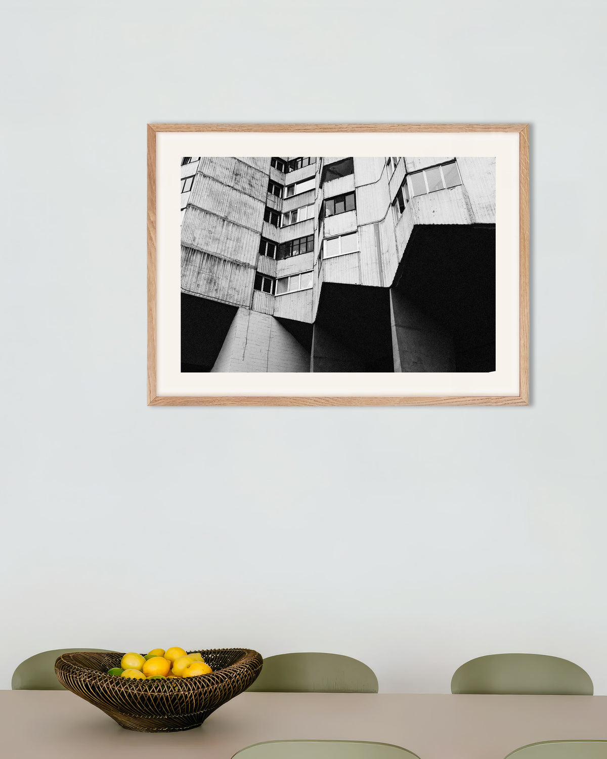 Plakat „Blok mieszkalny na betonowych podporach” w ramie z naturalnego drewna