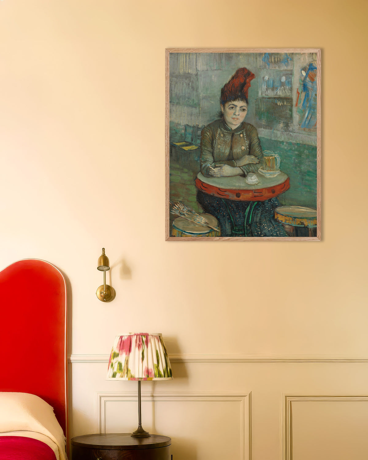 Plakat „W kawiarni, Agostina Segatori w Le Tambourin (1887), Vincent van Gogh” w ramie z naturalnego drewna