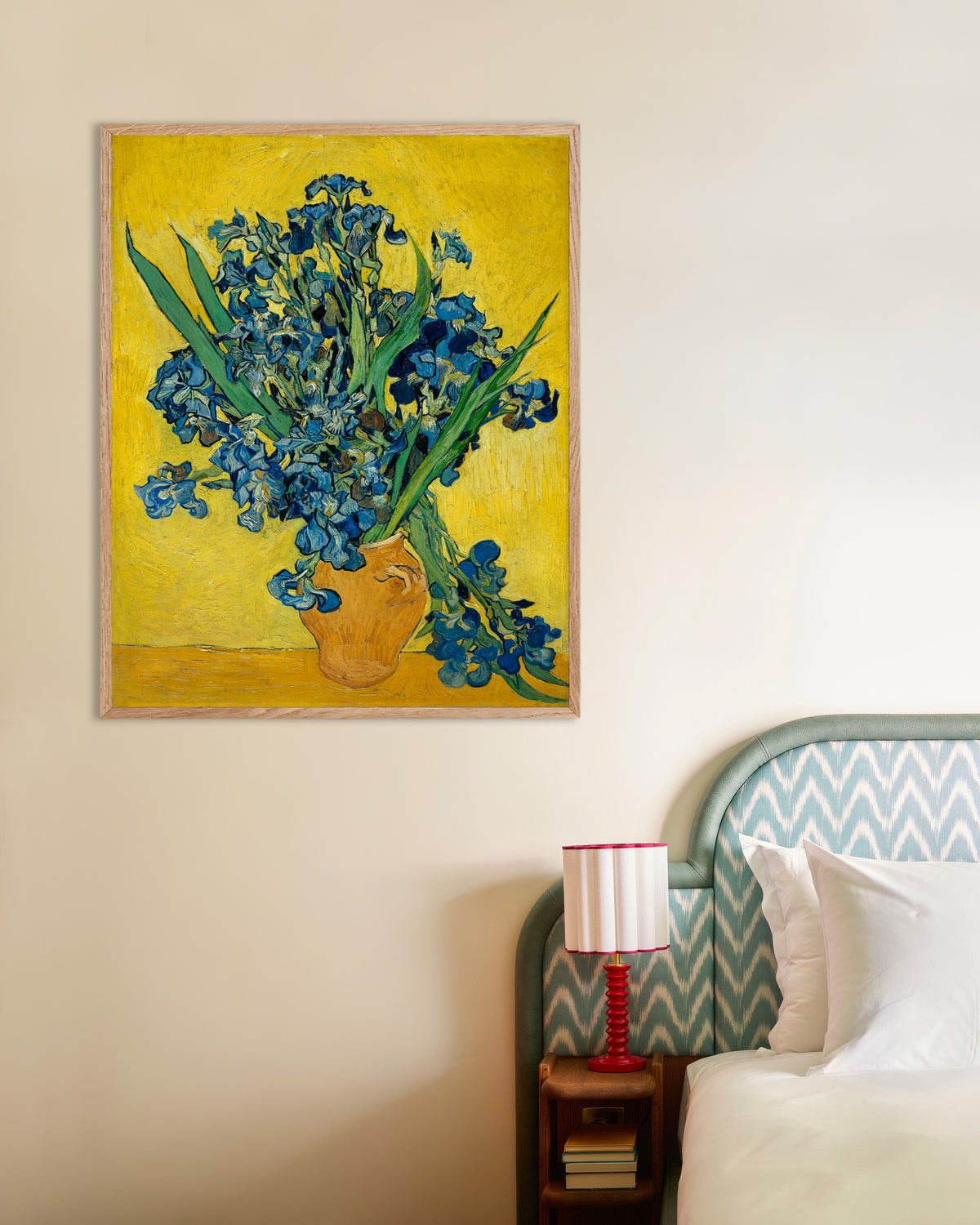Plakat „Irysy w wazonie (1890), Vincent van Gogh” w ramie z naturalnego drewna