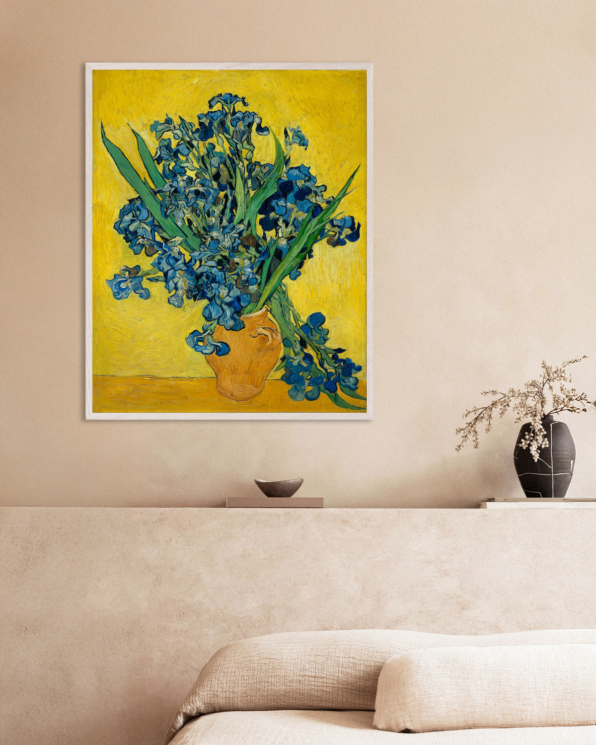 Plakat „Irysy w wazonie (1890), Vincent van Gogh” w białej drewnianej ramie