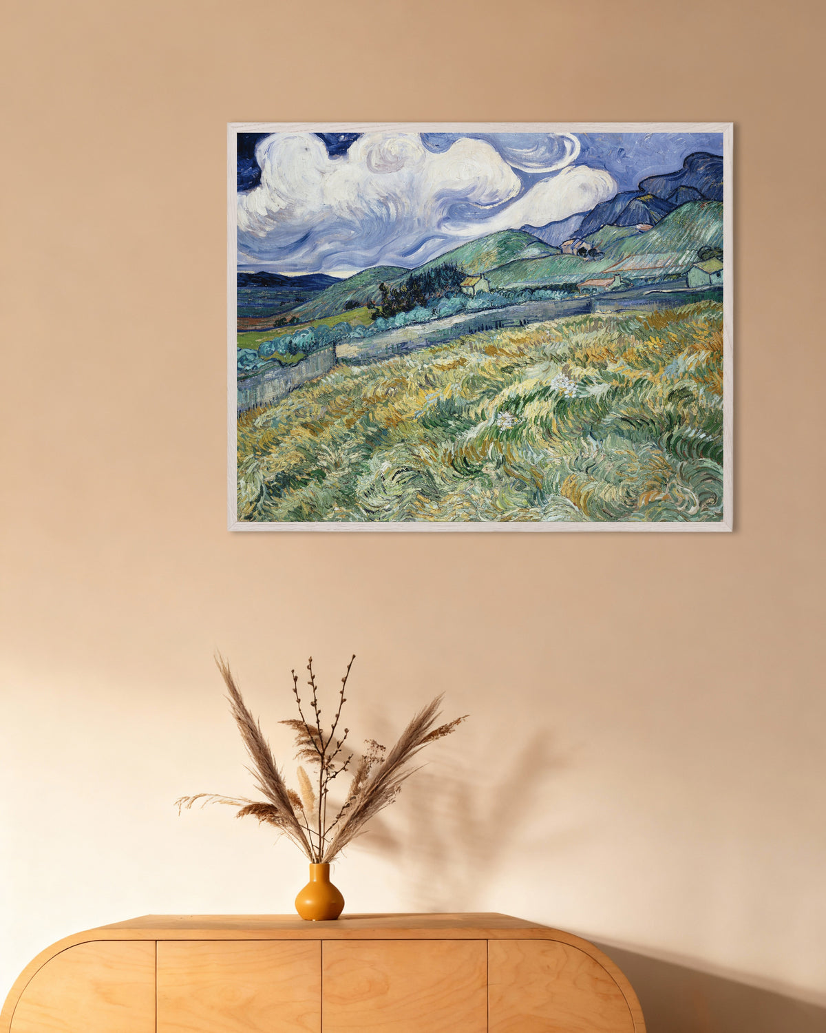 Plakat „Pejzaż z Saint-Rémy (1889) Vincenta van Gogha” w białej drewnianej ramie