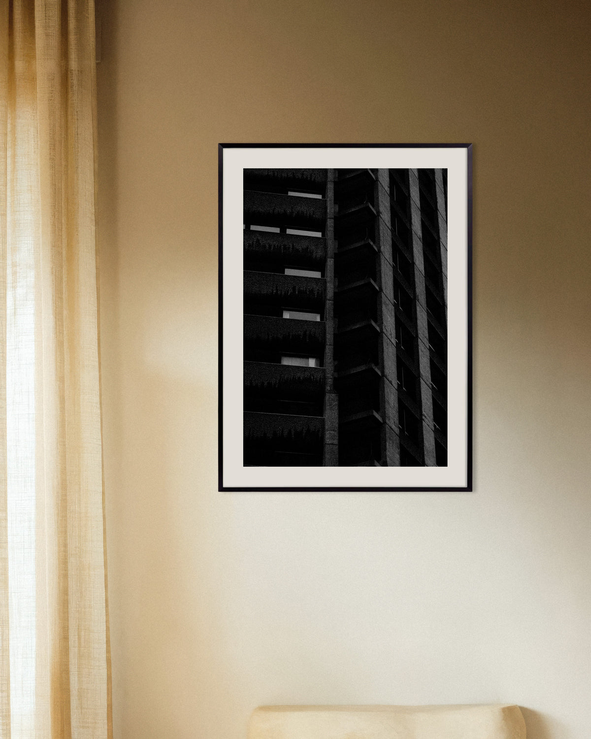 Plakat „Nocna fasada z wiszącymi roślinami” w metalowej ramie