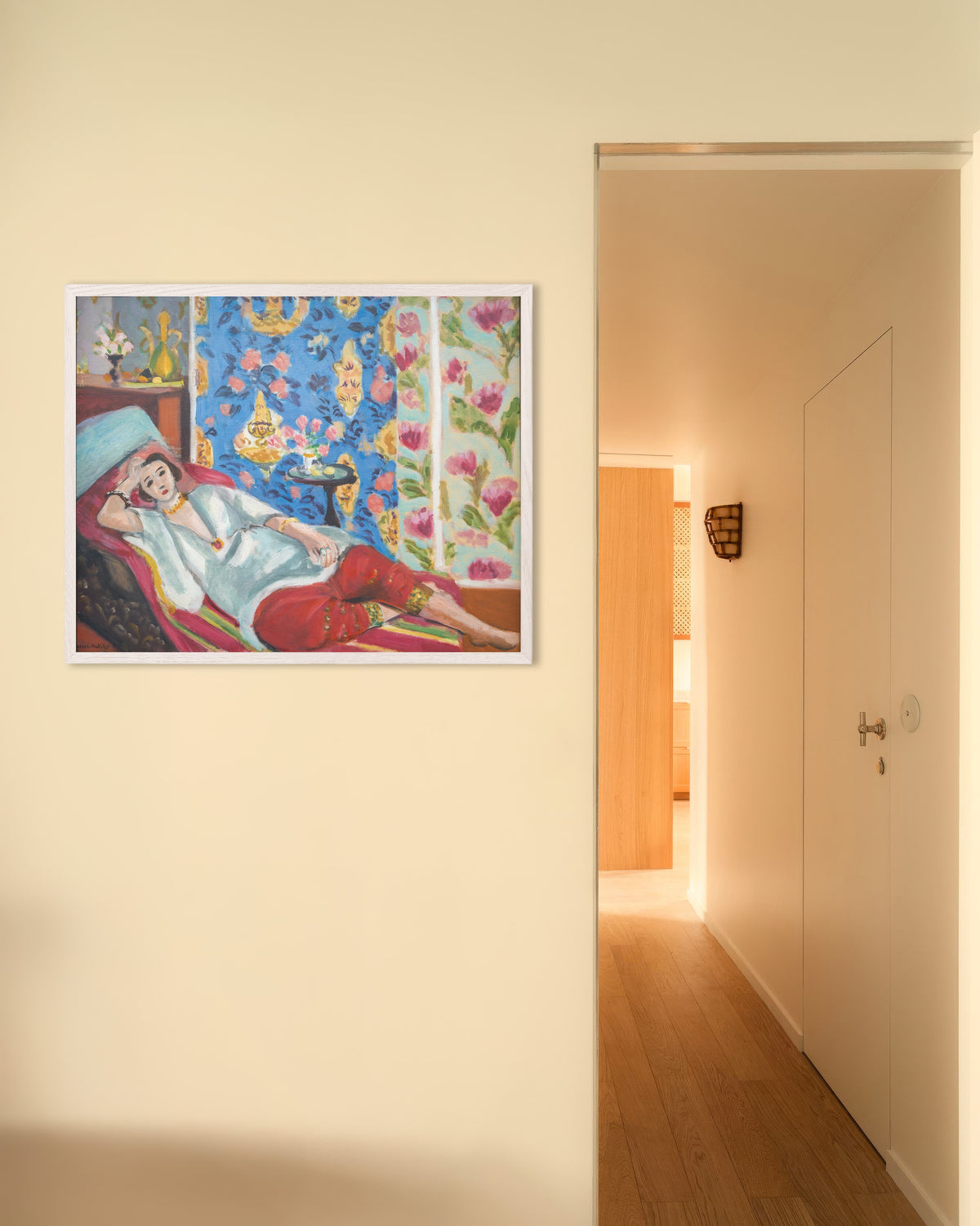 Plakat „Odaliska w czerwonych spodniach (1924–1925), Henri Matisse” w białej drewnianej ramie