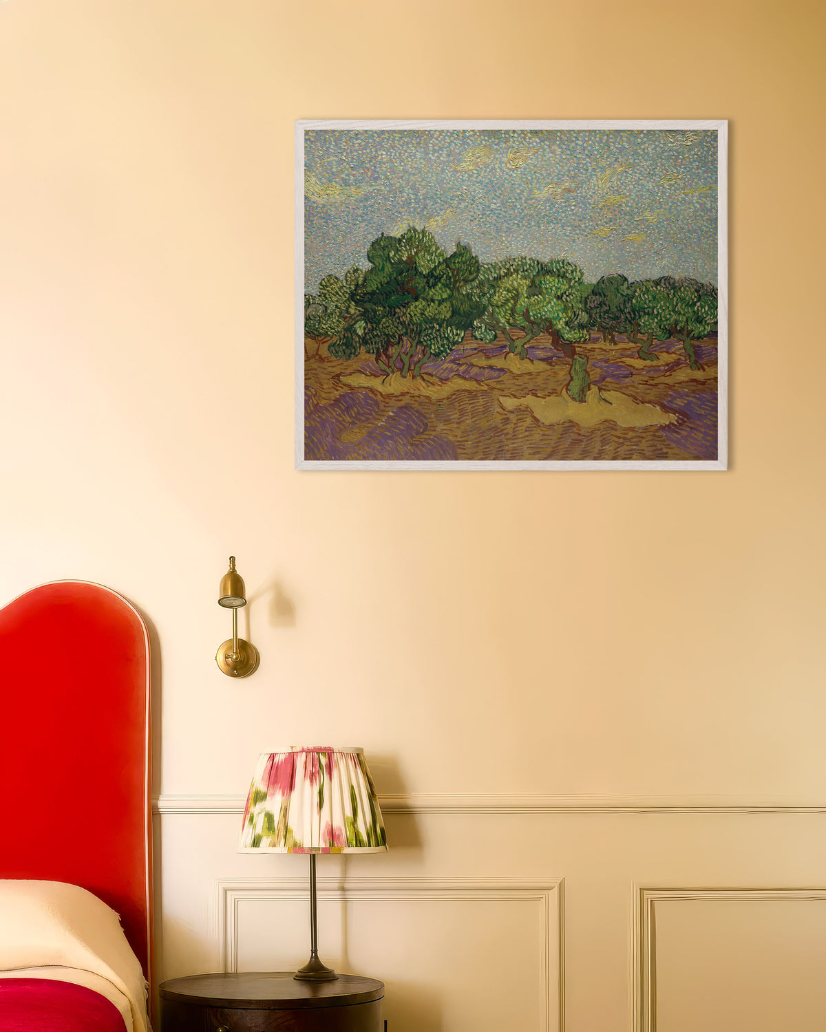 Plakat „Drzewa oliwne pod bladym niebem (1889), Vincent van Gogh” w białej drewnianej ramie