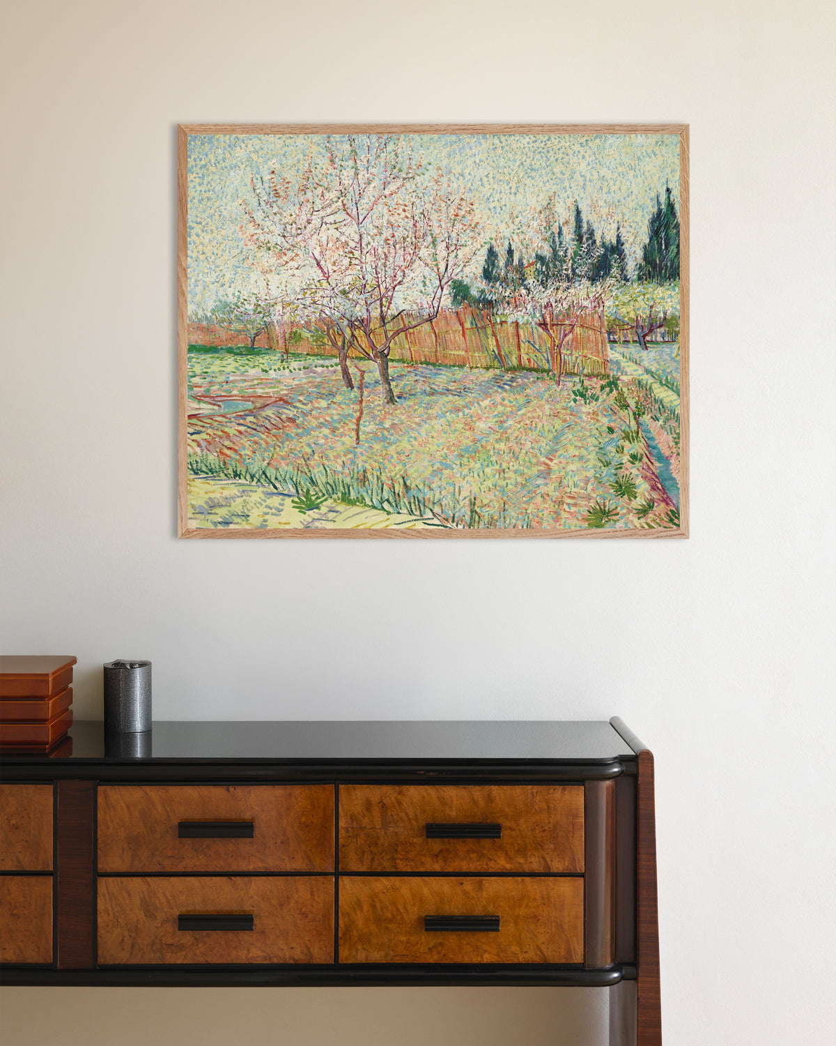 Plakat „Sad otoczony cyprysami (1888), Vincent van Gogh” w ramie z naturalnego drewna