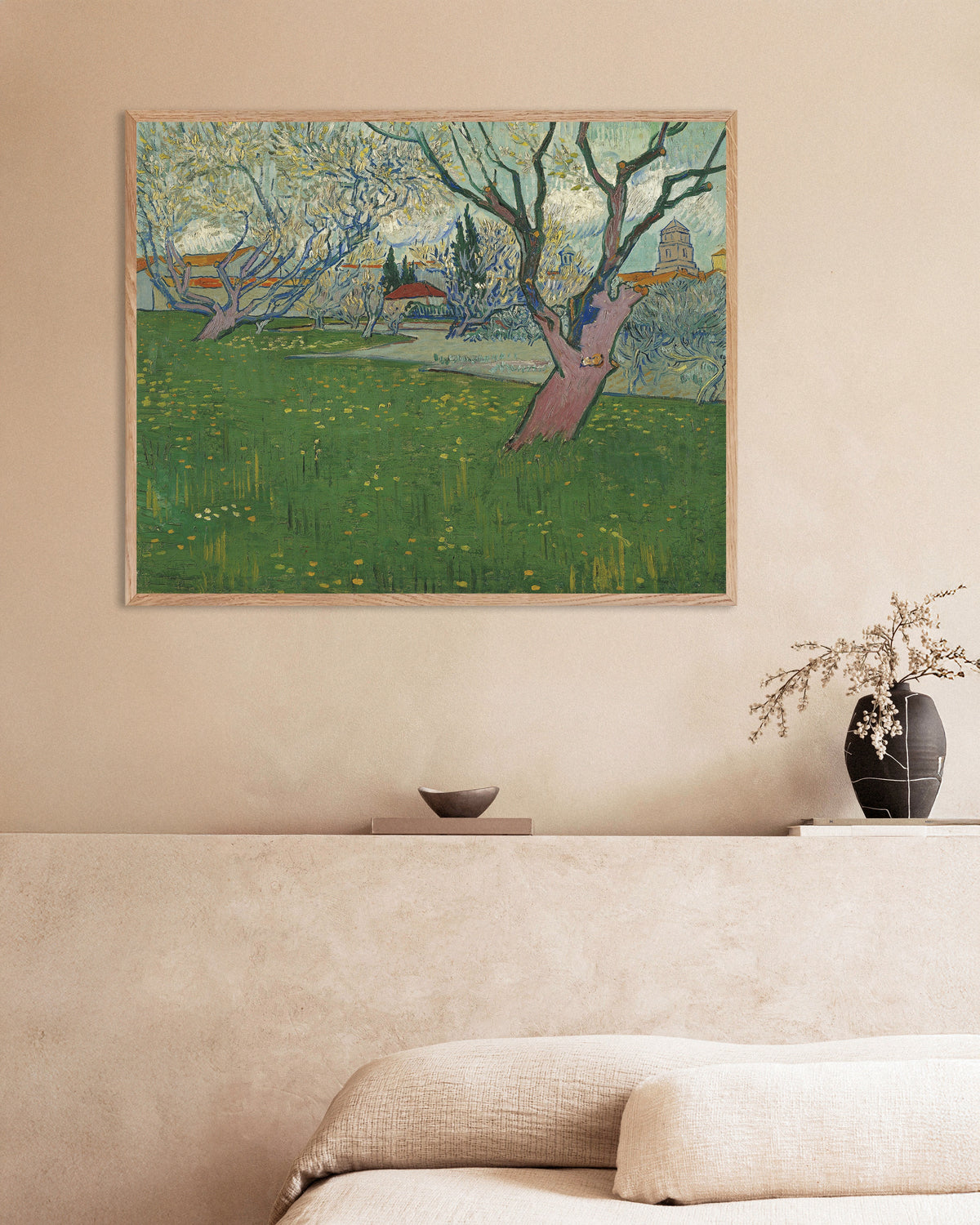 Plakat „Kwitnący sad z widokiem na Arles (1889), Vincent van Gogh” w ramie z naturalnego drewna