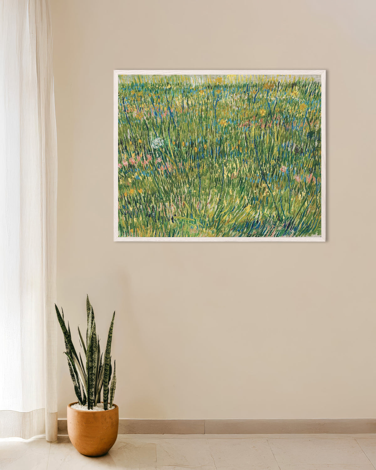 Plakat Plama trawy (1887) Vincenta van Gogha w białej drewnianej ramie