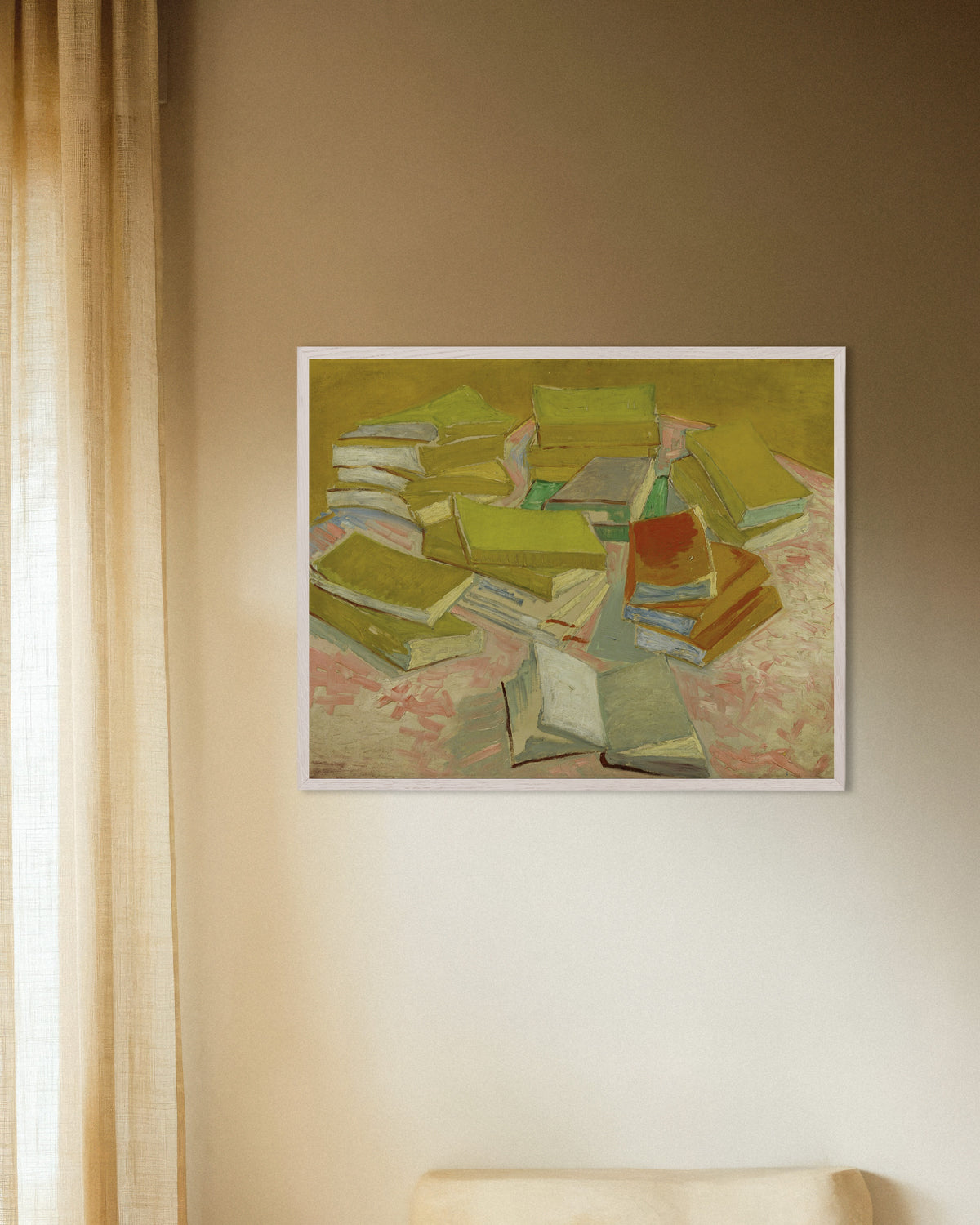 Plakat „Stos francuskich powieści (1887), Vincent van Gogh” w białej drewnianej ramie
