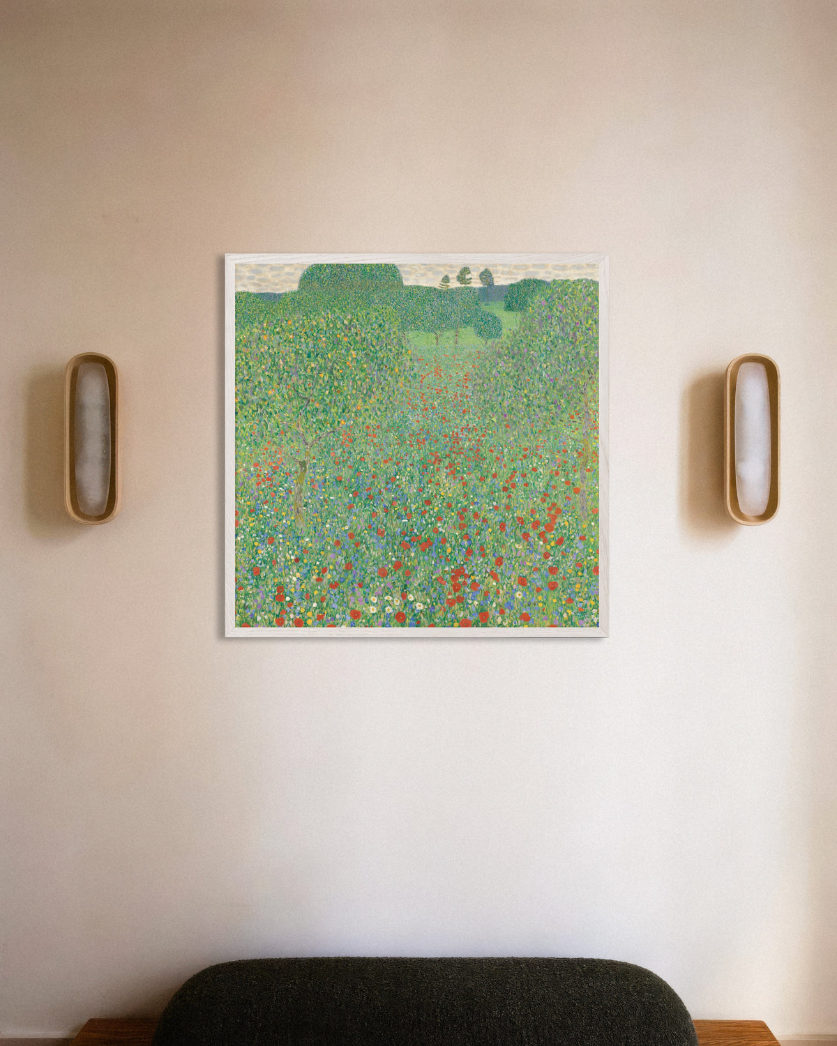 Plakat Łąka z makami (1907), Gustav Klimt, w białej drewnianej ramie